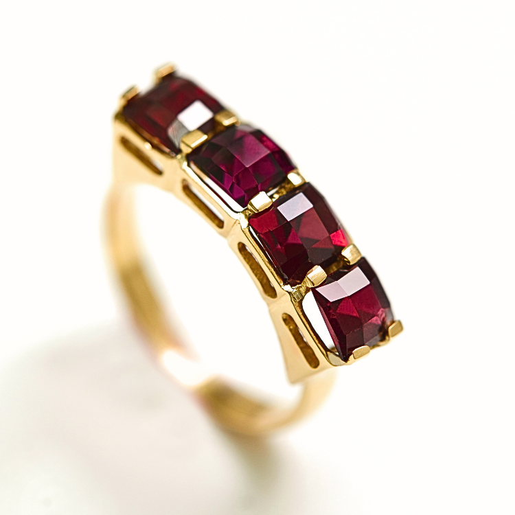 Anillo con granates y oro 18 kilates